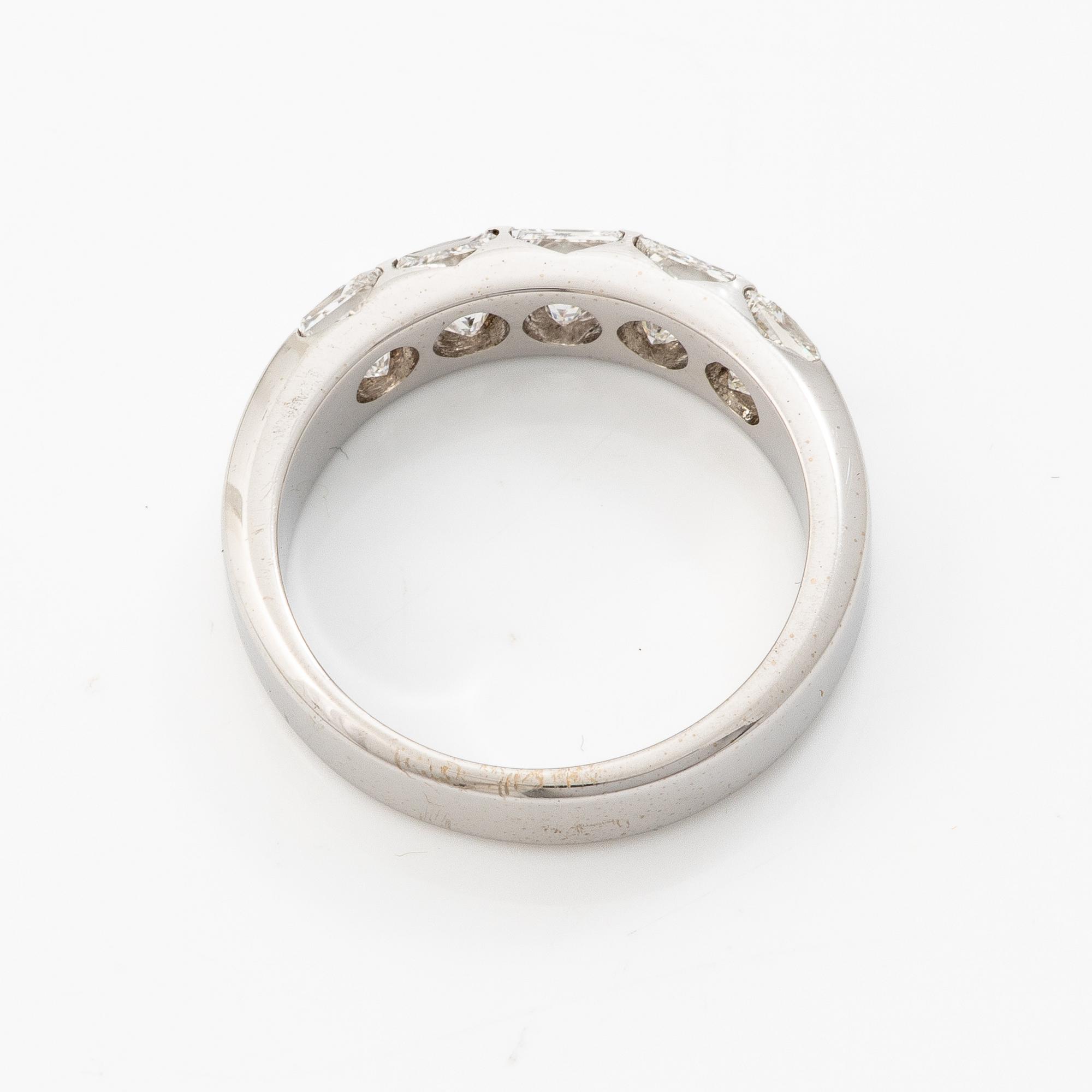 Ring 14K white gold with princess-cut diamonds.
