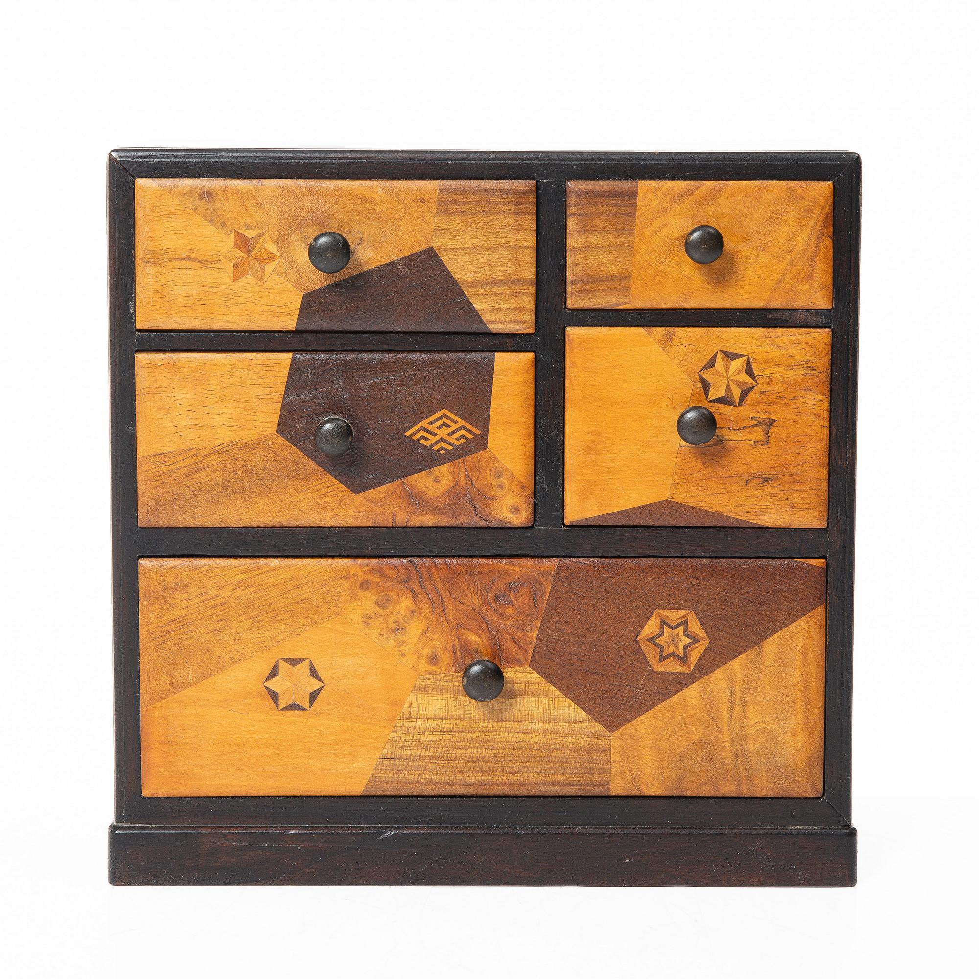 Miniatyrbyrå, trä, Japan, 1900-talets första hälft.