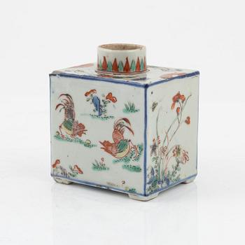 A famille verte porcelain tea caddy, Qing dynasty, Kangxi (1662-1722).