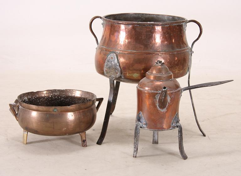 GRYTOR, 2 st, mässing resp koppar, samt KAFFEKANNA, koppar. 1800-tal.