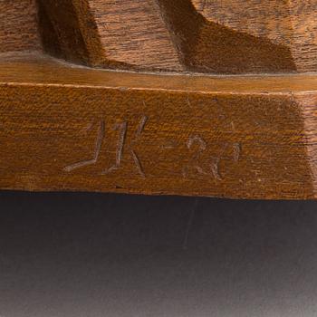 Jon Väinö Karsten, veistos, puu, signeerattu ja päivätty -20.