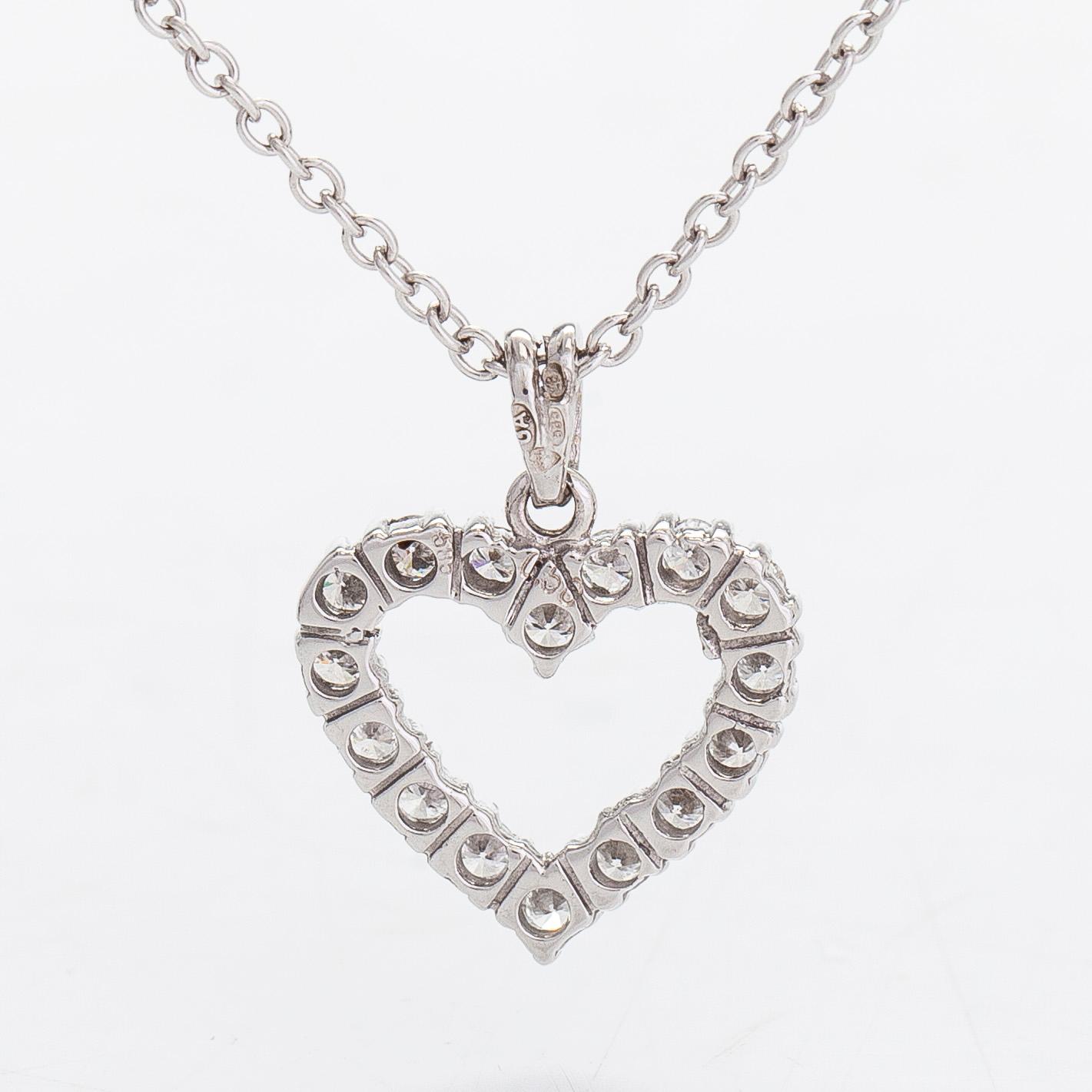 Halsband, 14K vitguld, hänge i form av hjärta med diamanter totalt ca 0.50 ct.