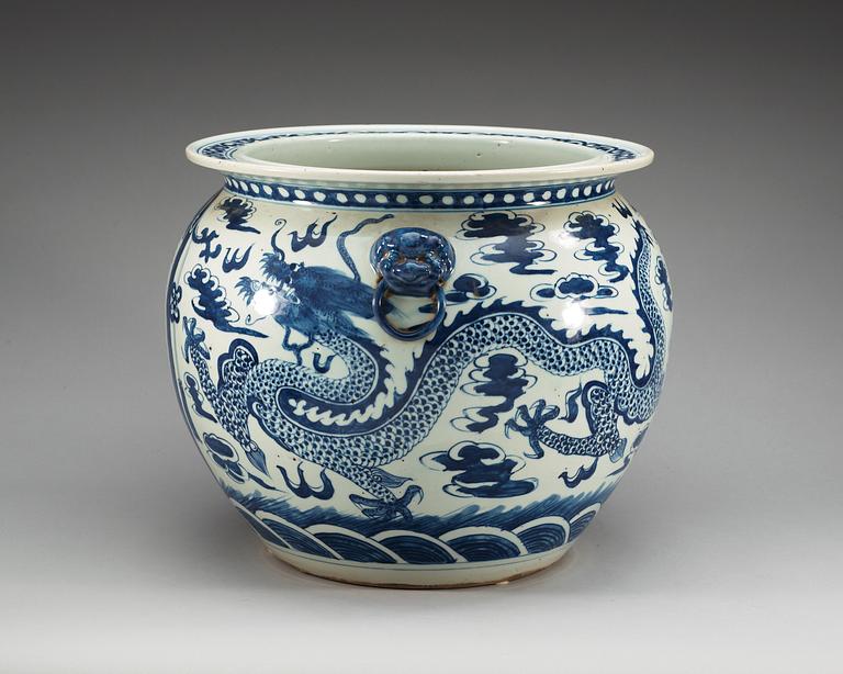 A blue and white fish basin, Qing dynasty.