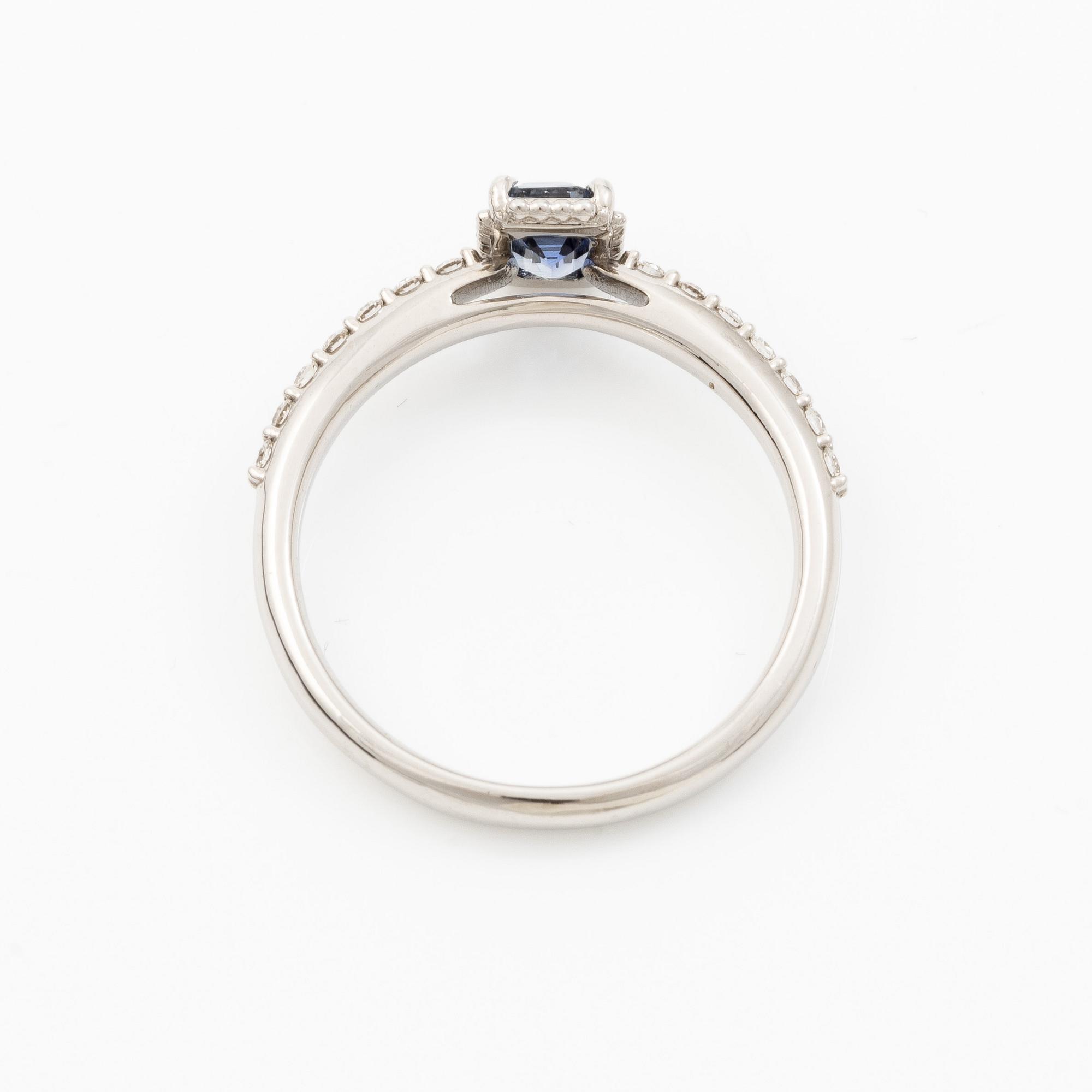 Ring 14K white gold with sapphire and brilliant-cut diamonds.