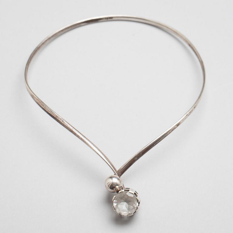 HALSBAND, sterlingsilver med bergkristall, Saarela Arvo, Enköping, 1968. Vikt ca 35 gram.