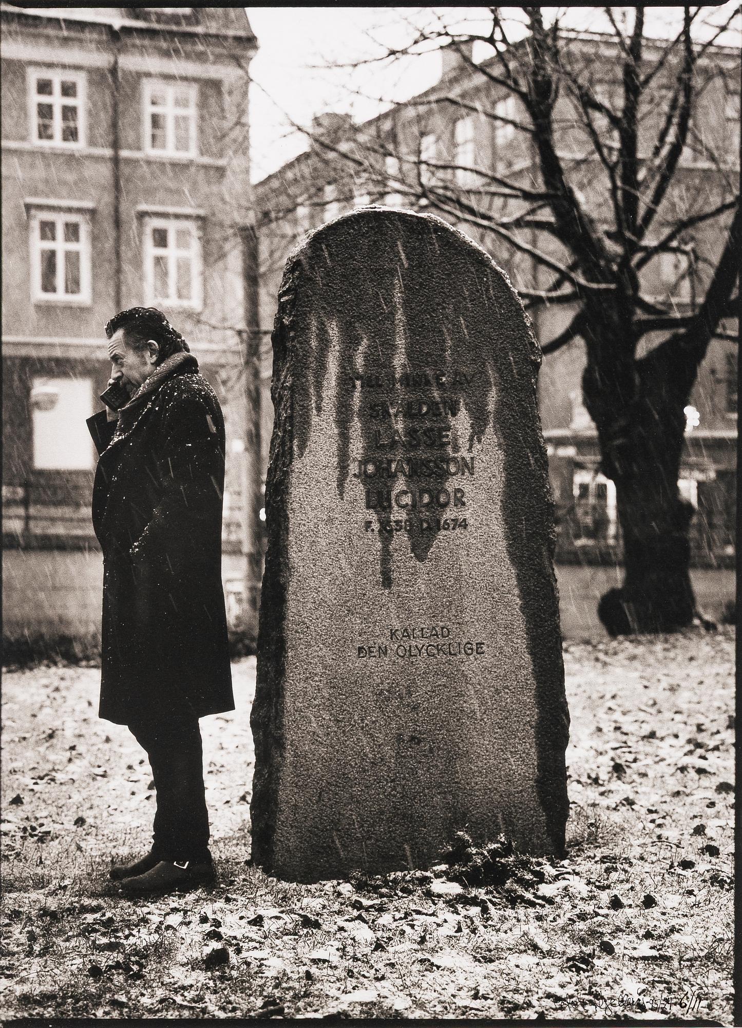 Peter Kjellerås, Ulf Lundell at Lucidor’s gravestone.