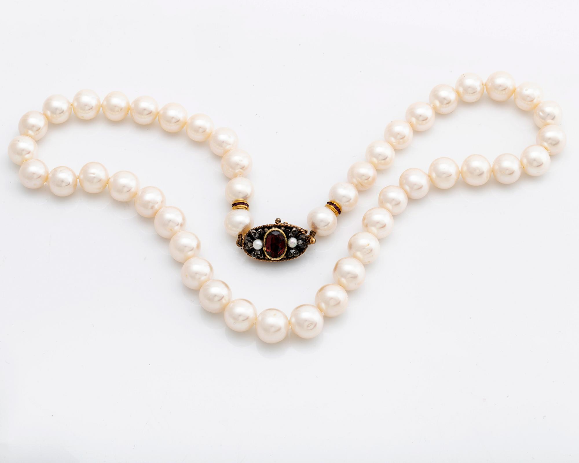 Pearl necklace cultured freshwater pearls, clasp 18>k gold, silver w red-brown stone amd rose-cuts.