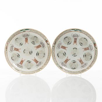 Ett par skålfat och ett par tallrikar, porslin, Kina, Qingdynastin, 1700- och 1800-tal.