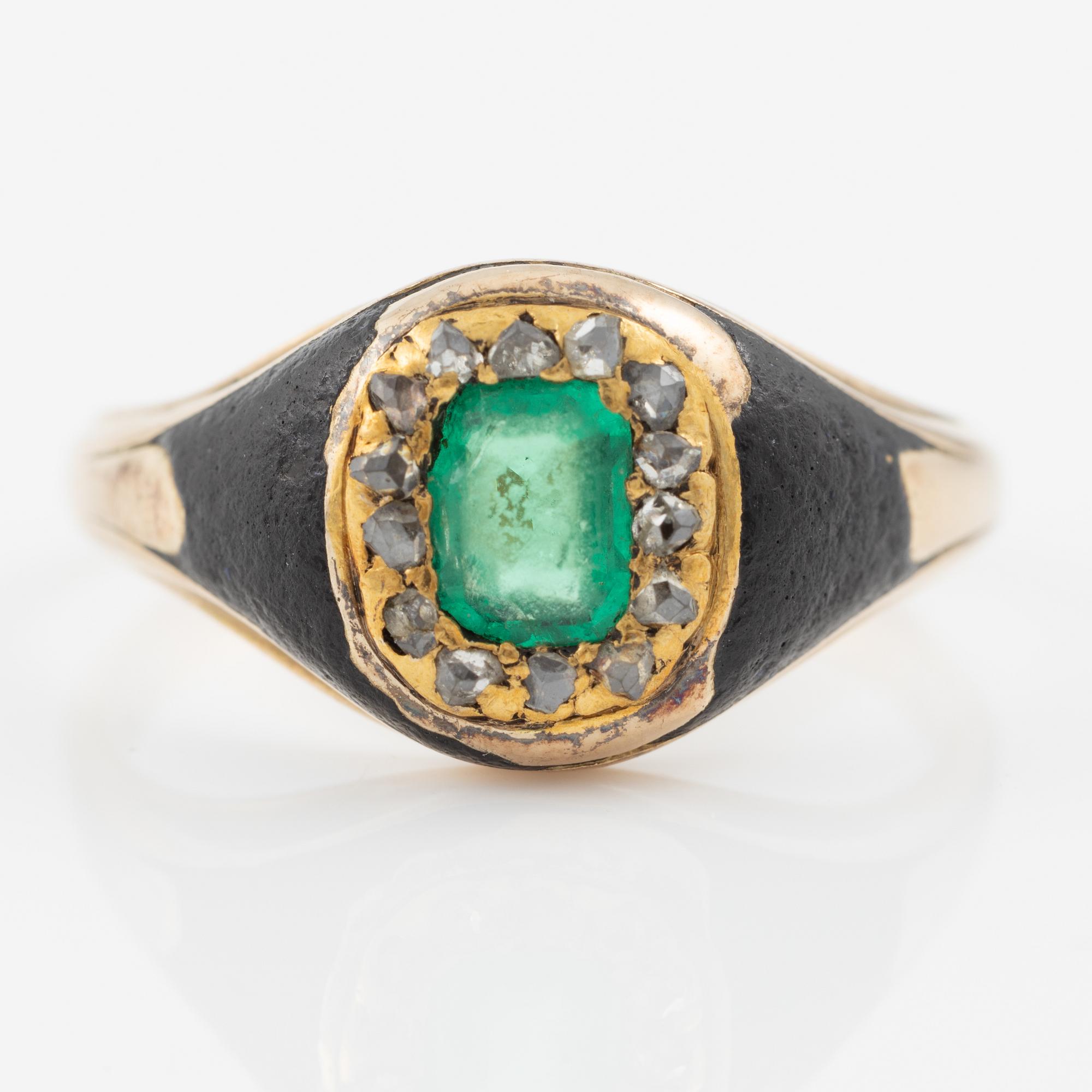 Ring, gold and black enamel with an emerald and rose-cut diamonds. Around the turn of the 20th century.
