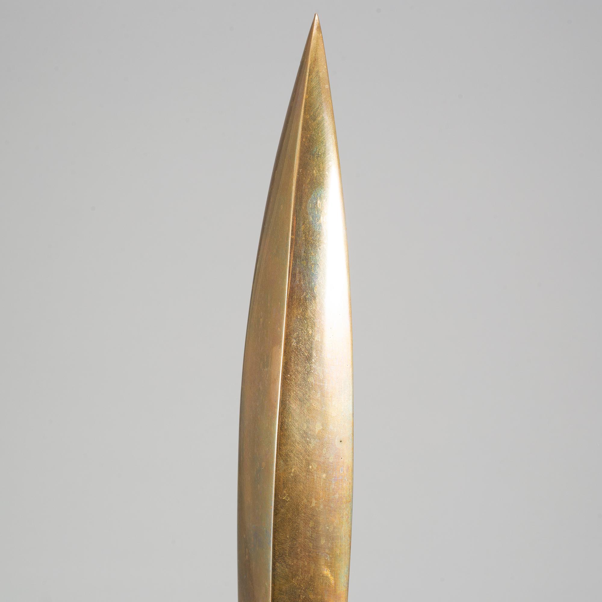 VEIKKO KERÄNEN, patinerad brons, signerad och numrerad undertill sockeln 5/8.