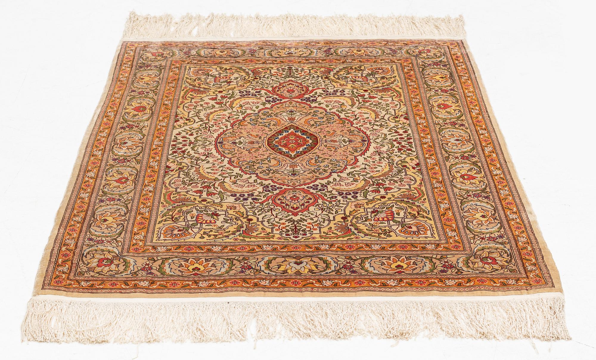 A silk Hereke rug, ca 101 x 69 cm.