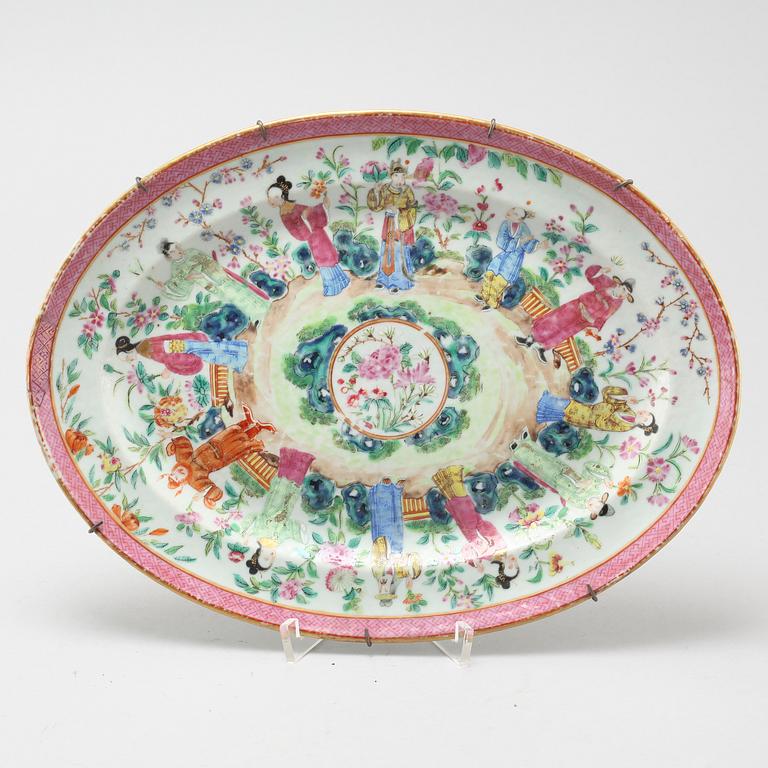 A chinese Canton porcelain plate, 1800-tal.