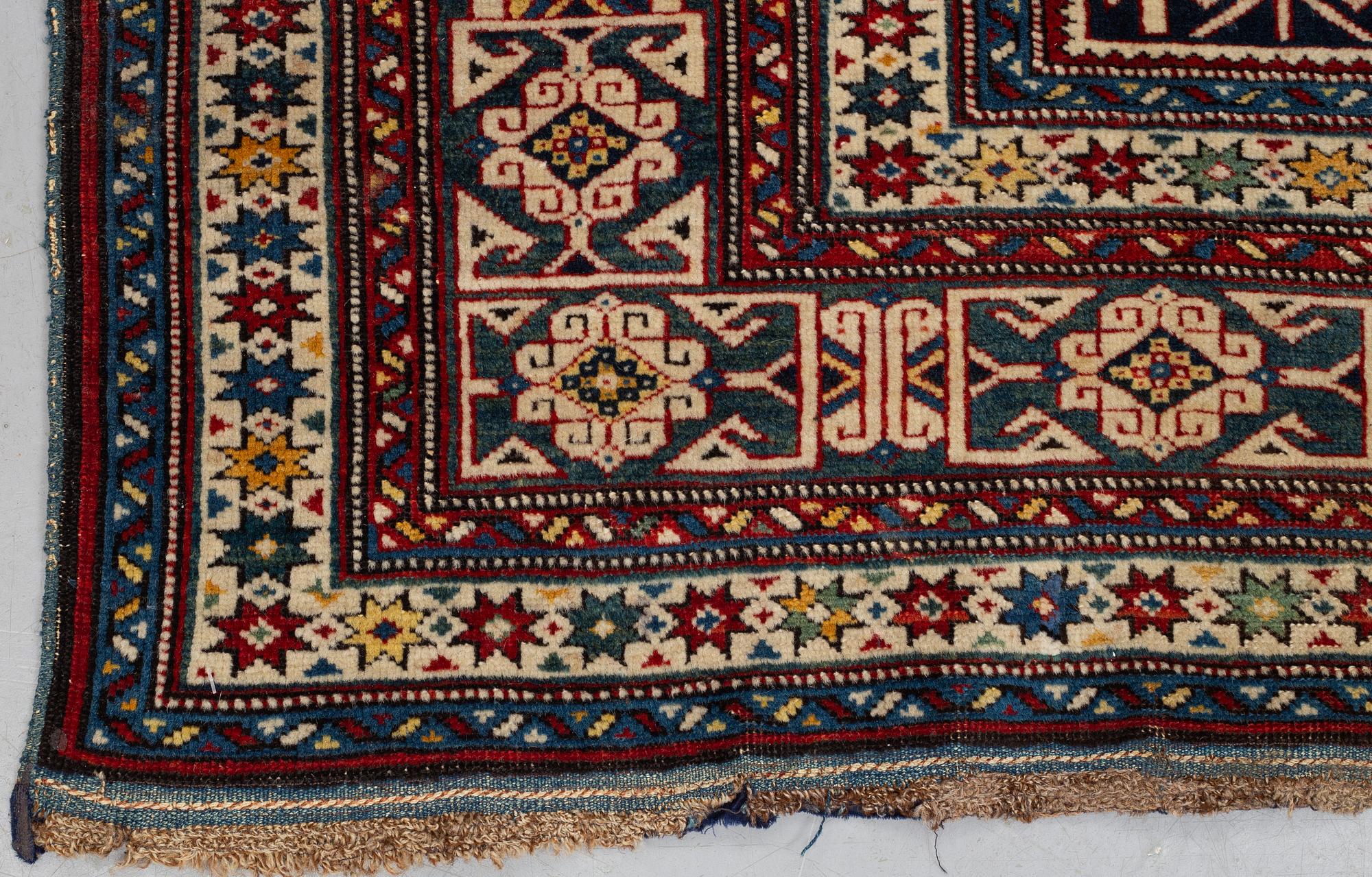 Matta, antik/semiantik Shirvan sannolikt, ca 178-180 x 125-129,5 cm (kortsidorna inklusive 2-2,5 cm "slätväv"),