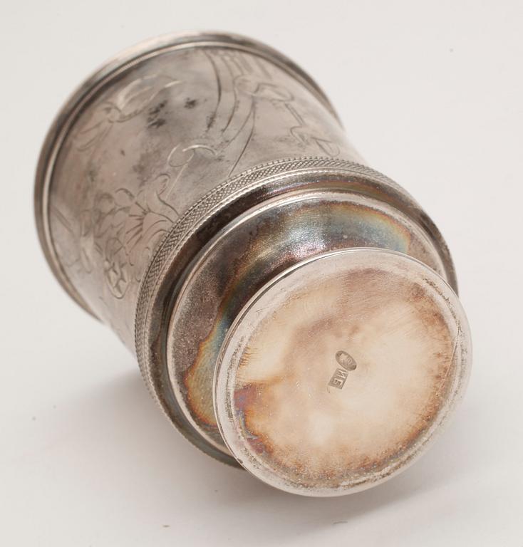 BÄGARE SAMT DOSA. Silver. Ryssland. Tot ca 136 g.