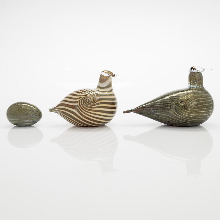 Oiva Toikka, Two glassbirds 'Alli' and an egg, signed O. Toikka Nuutajärvi.