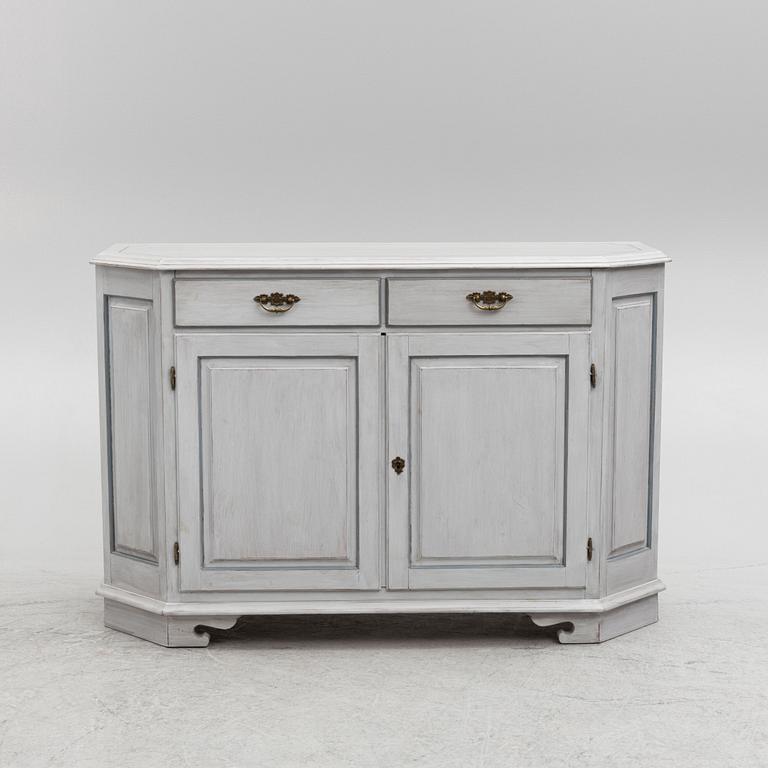 Matbord, sideboard, 12 stolar, 2 karmstolar, gustaviansk stil, 1900-talets andra hälft.