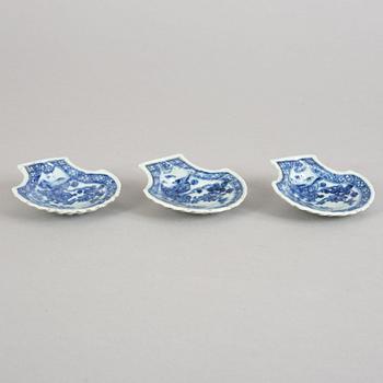 A set of three blue and white butter shells, Qing dynasty, Qianlong (1736-95).