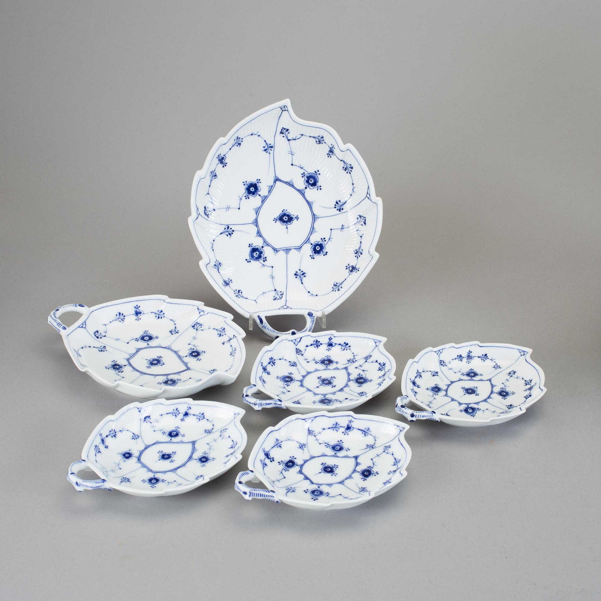 SERVISDELAR, 53 delar, porslin, "Musselmalet", Royal Copenhagen.