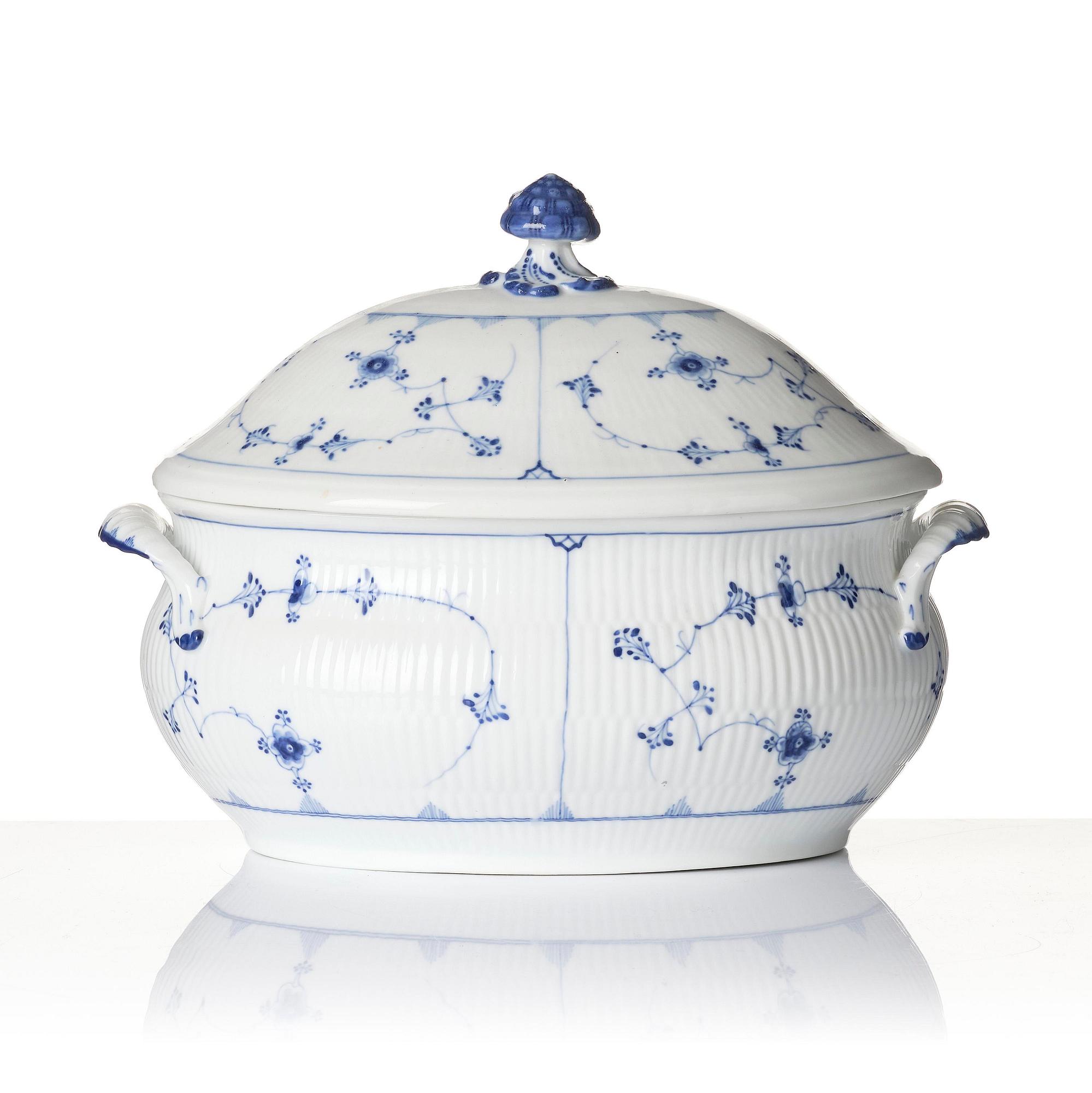 Terrin med lock och fat, porslin. Royal Copenhagen, "Musselmalet", Danmark, 1800-tal.