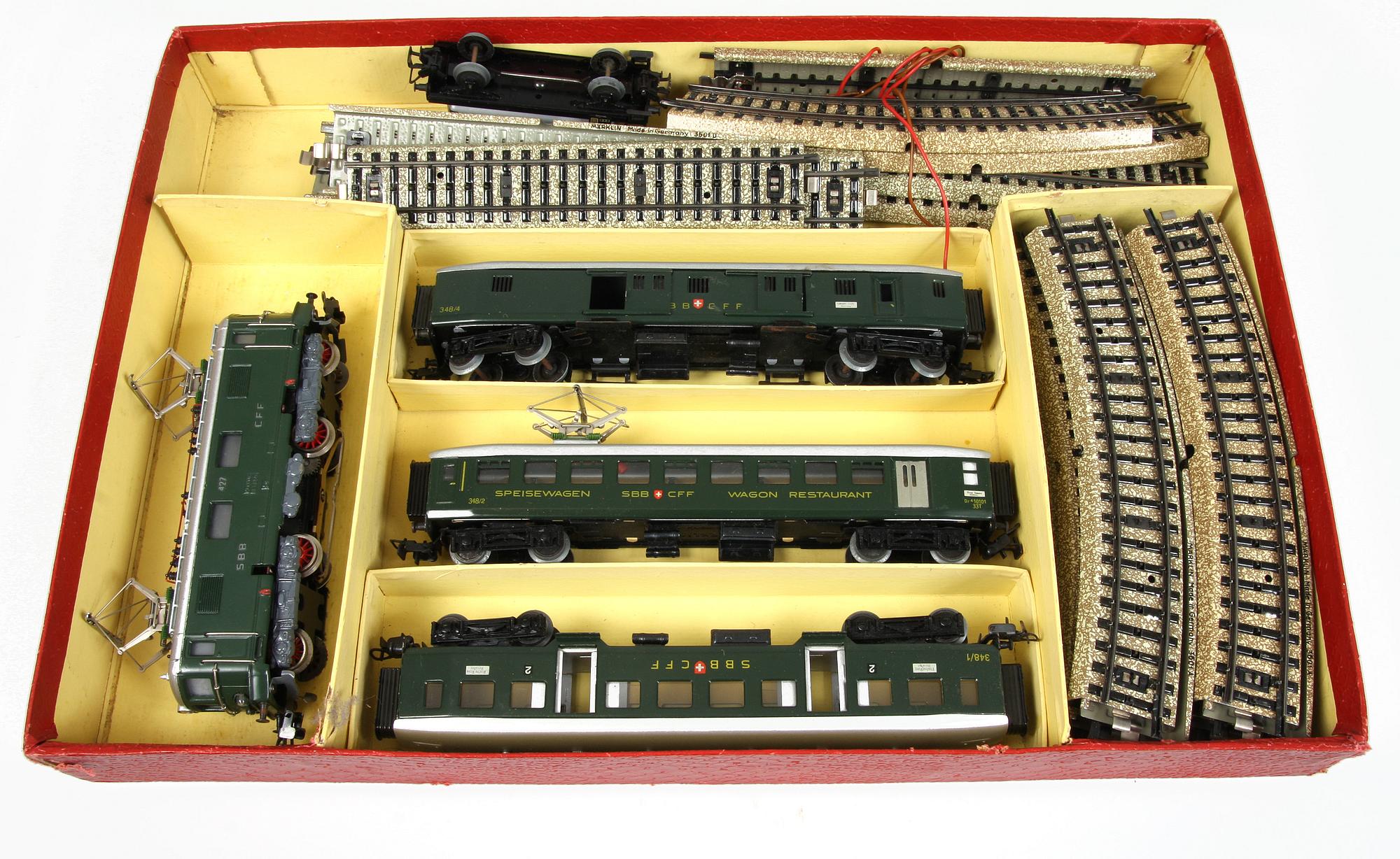 TÅGVAGNAR, 4 st, LOK, RÄLS, 23 delar, samt TRANSFORMATOR, Märklin, 1900-talets andra hälft.