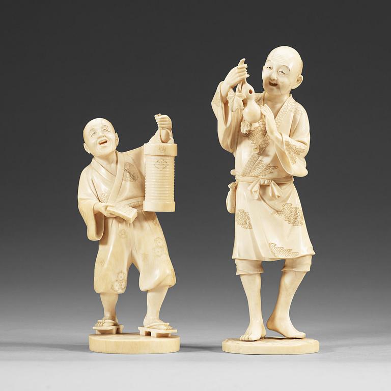 OKIMINO, två stycken, elfenben. Japan, Meiji (1868-1912).