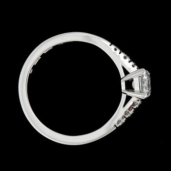 RING med en smaragdslipad diamant och briljantslipade diamanter, totalt ca 0.75 ct.