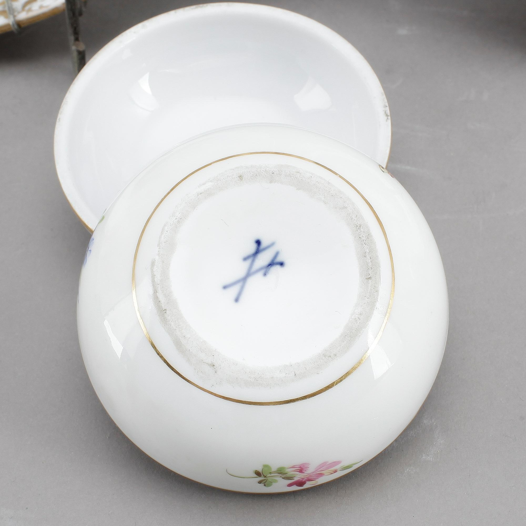 PARTI MEISSEN, delar porslin, Tyskland, 1800-tal samt tidigt 1900-tal.