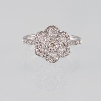 RING, 18K vitguld med briljantslipade diamanter ca 0.82 ct.