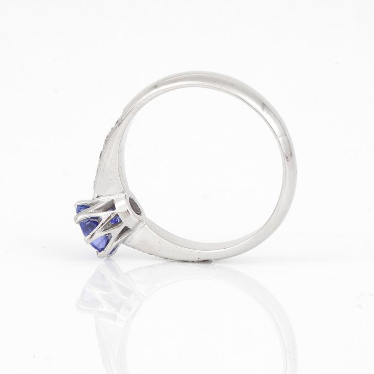 RING, Med fasettslipad tanzanit ca 0.74 ct och diamanter totalt ca 0.16 ct.
