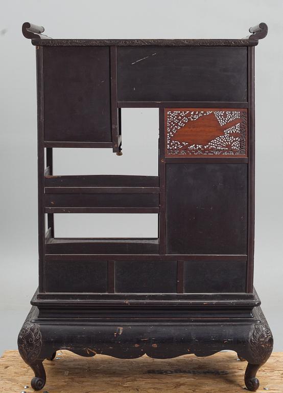 SKÅP. Japan, tidigt 1900-tal.