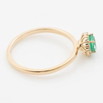 Ring in 14K gold with an emerald and small brilliant-cut diamonds.