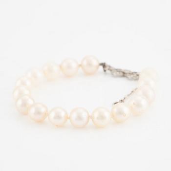 Bracelet, with pearls, clasp platinum with diamonds.