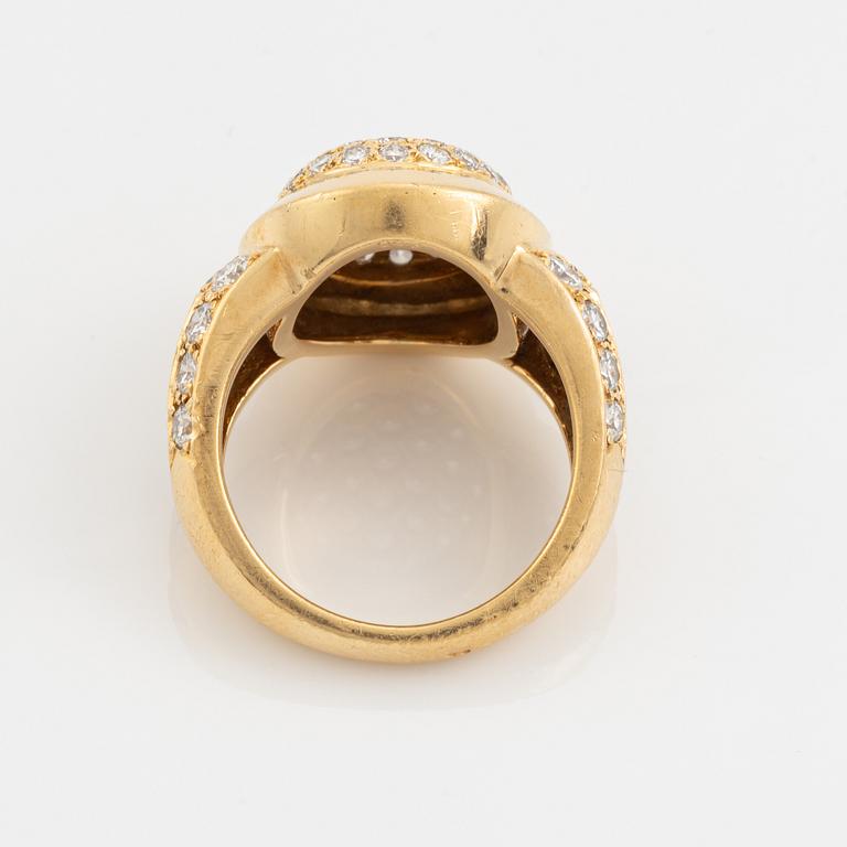 A Cartier ring in 18K gold set with round brilliant-cut diamonds.