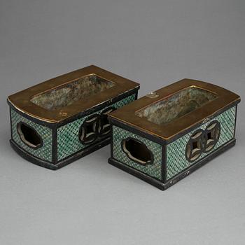 SOCKLAR MED INSATS FÖR BLOMMOR, porslin, Kina, 1800-tal.