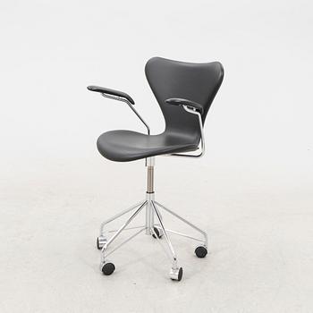 Arne Jacobsen, skrivbordsstol, "Sjuan", Fritz Hansen, daterad 2017.