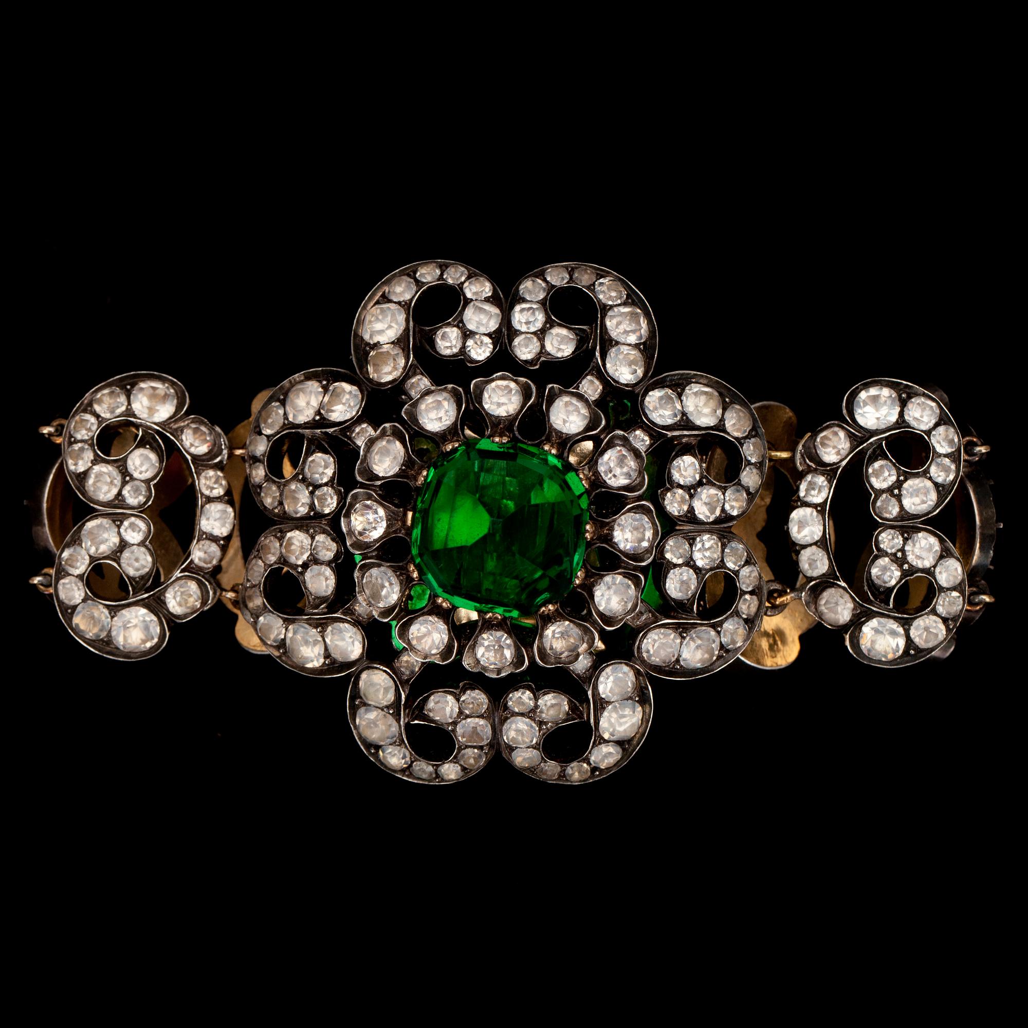 ARMBAND, silver, grön glassten och pastestenar. Frankrike 1930/40-tal. Förgylld insida. Vikt 57,4 g.