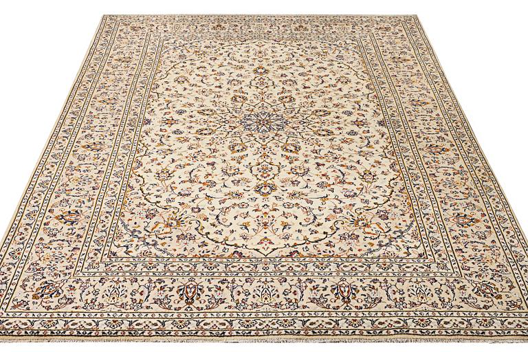 A Kashan carpet, c. 355 x 242 cm.