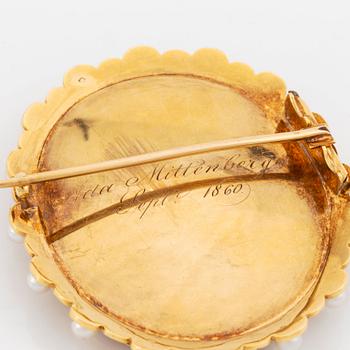 Miniatyrporträtt/brosch 18K guld med emaljdekor och pärlor.