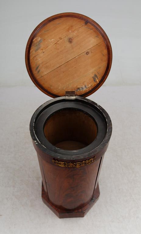 KOLONNSKÅP, 1800-talets mitt.
