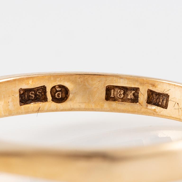 Ring 18K gold with a round brilliant-cut diamond.