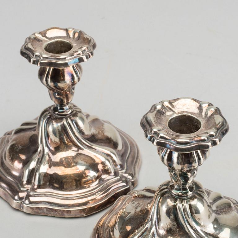 LJUSSTAKAR, ett par, silver, rokokostil, svenska importstämplar.