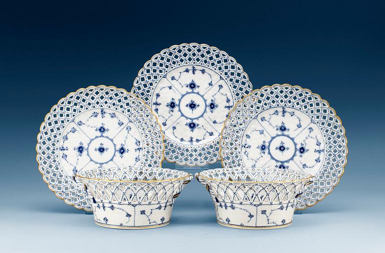 A set of 12 Royal Copenhagen 'Musselmaalet' dessert dishes and a pair of chestnut baskets, Denmark, 19th Century. (14).