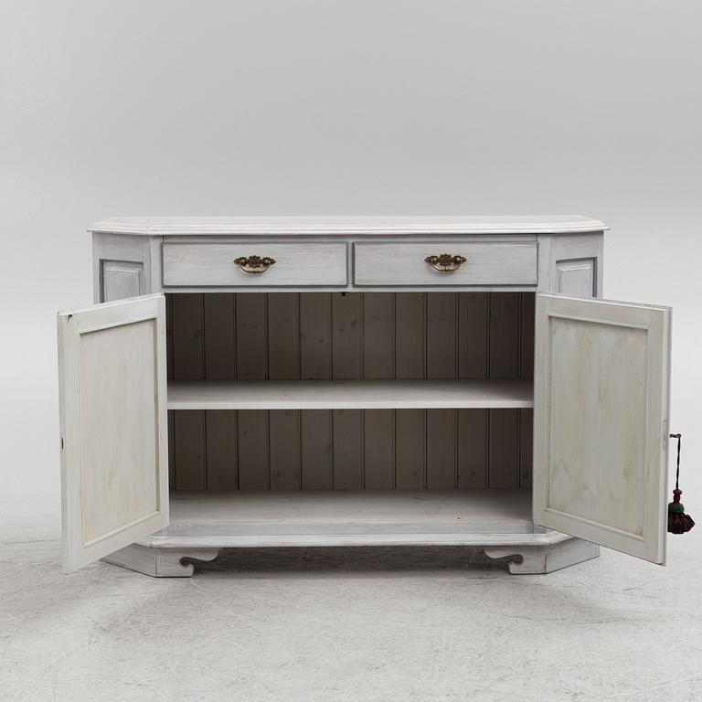 Matbord, sideboard, 12 stolar, 2 karmstolar, gustaviansk stil, 1900-talets andra hälft.