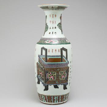 A large famille rose vase, Qing dynasty, 19th century.