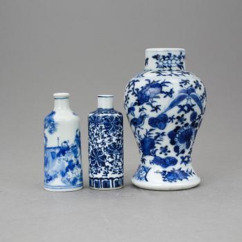 VAS och SNUSFLASKOR, 2 st, porslin, Kina, 1800-1900-tal.
