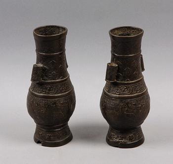 DEKORATIONSVASER, ett par, brons, Kina. 1800/1900-tal.