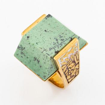 Ring 18K gold green stone possibly grossular garnet.