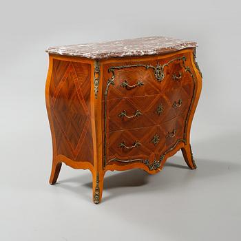 BYRÅ, rokokostil, 1900-talets andra hälft.