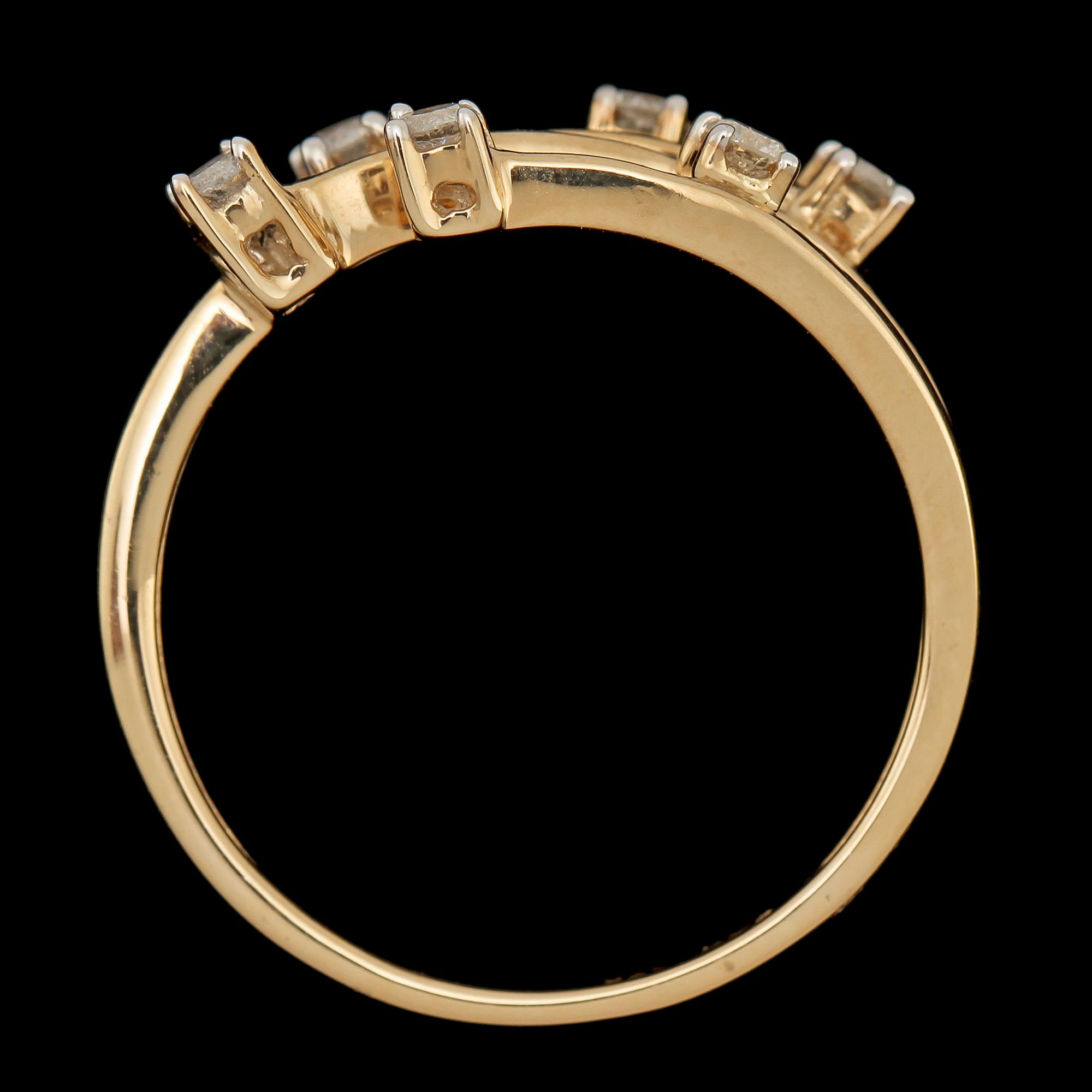 RING, 9k guld med 6 små briljantslipade diamanter, 2000-tal. Vikt 2 g.