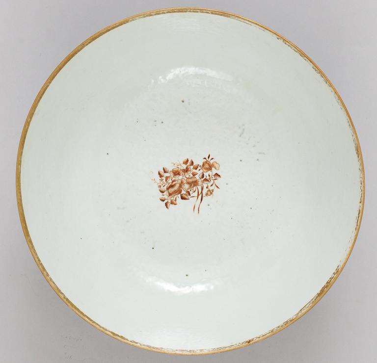 A large enamelled punch bowl, Qing dynasty, Jiaqing (1796-1820).